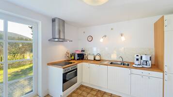 House | Private kitchen | Stovetop, electric kettle, toaster, high chair