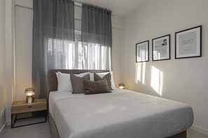 1 dormitorio, tabla de planchar con plancha, wifi y ropa de cama