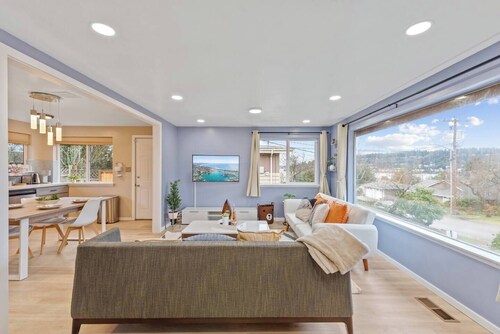 Lakeview Home in Renton, Walk to Beach, AC, Fenced