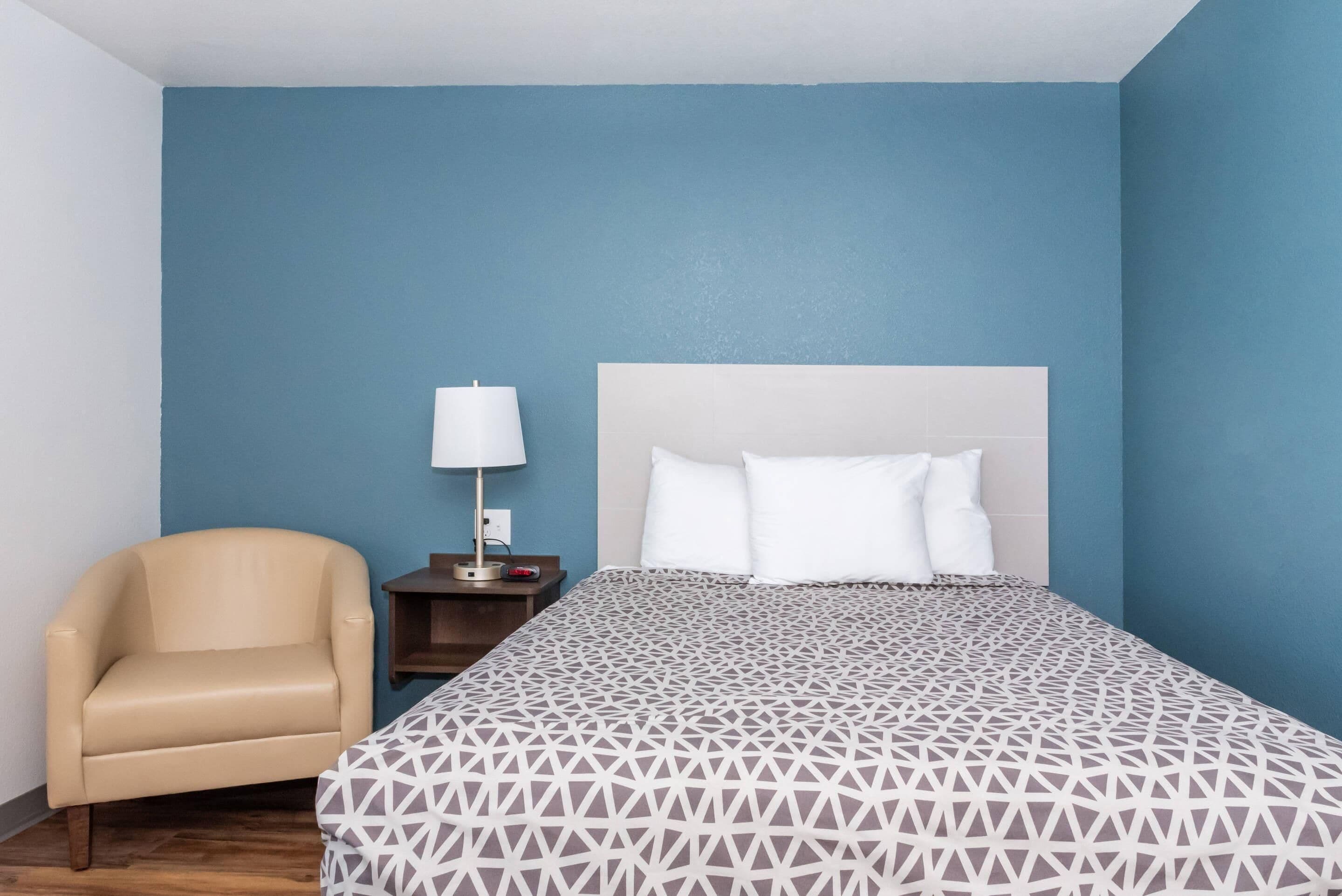 Habitación estándar, 1 cama Queen size, para no fumadores | Escritorio, cortinas blackout, wifi gratis y ropa de cama 