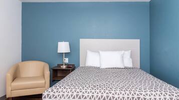 Habitación estándar, 1 cama Queen size, para no fumadores | Escritorio, cortinas blackout, wifi gratis y ropa de cama