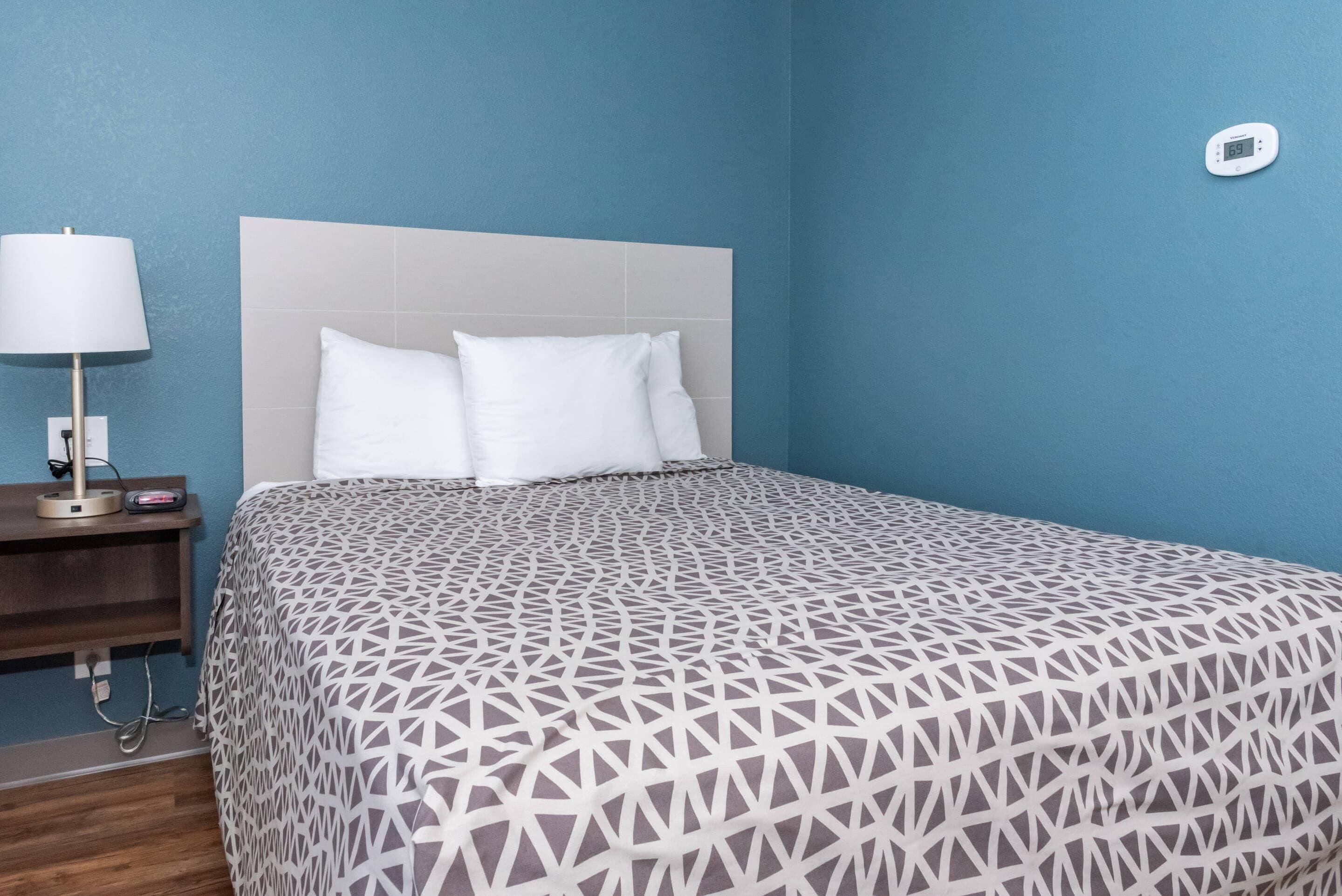 Habitación estándar, 1 cama Queen size, para no fumadores | Escritorio, cortinas blackout, wifi gratis y ropa de cama 