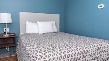 Habitación estándar, 1 cama Queen size, para no fumadores | Escritorio, cortinas blackout, wifi gratis y ropa de cama