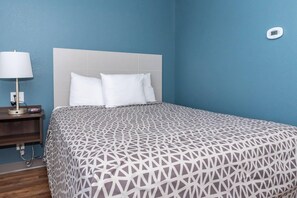Standard Room, 1 Queen Bed, Non Smoking | Desk, blackout curtains, free WiFi, bed sheets - WoodSpring Suites Buford near Mall of Georgia-Lake Lanier (Buford)
