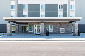 Exterior - WoodSpring Suites Buford near Mall of Georgia-Lake Lanier (Buford)