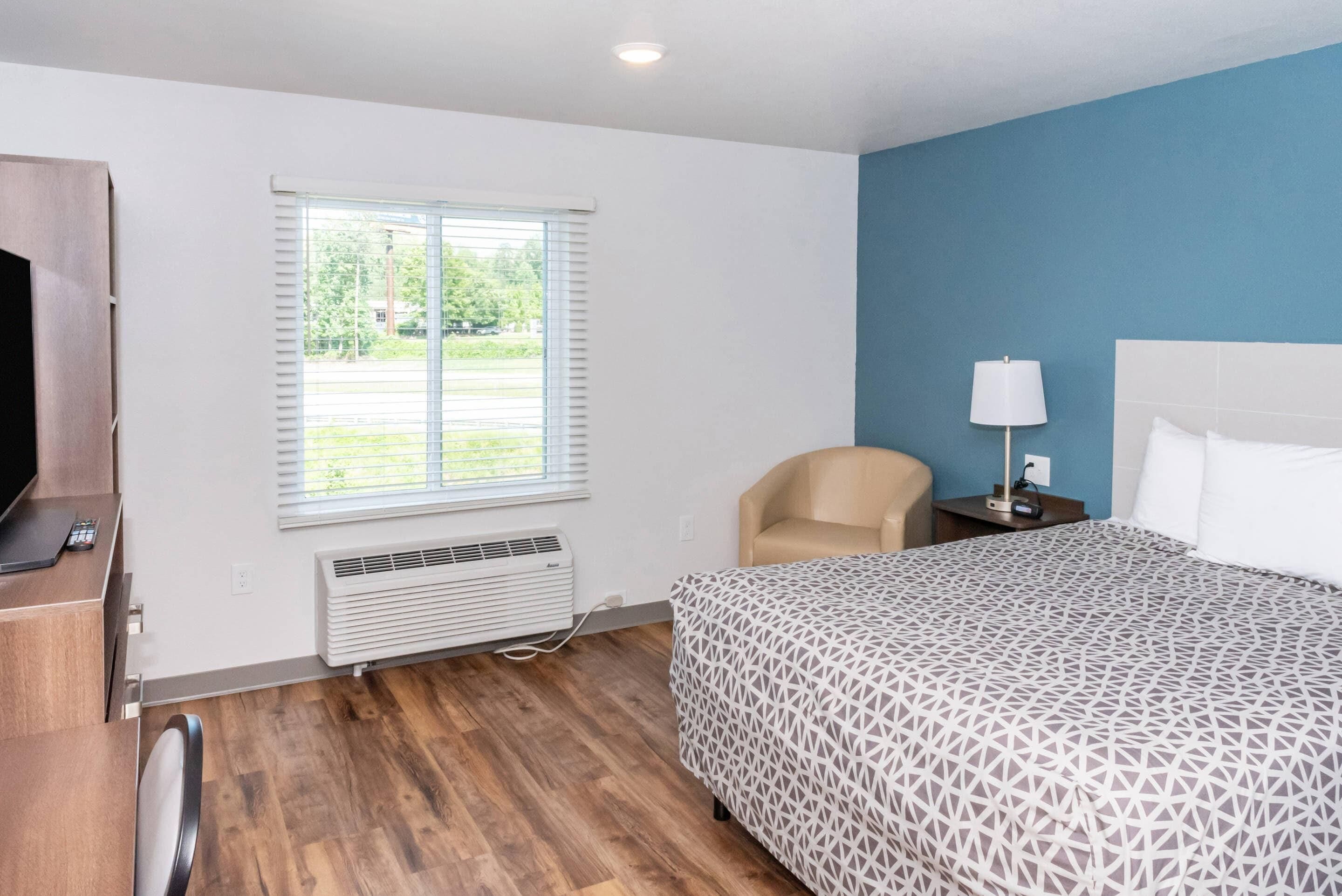 Standard Room, 1 Queen Bed, Non Smoking | Desk, blackout curtains, free WiFi, bed sheets