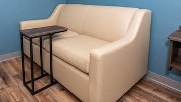 Standard Room, 1 King Bed, Non Smoking | Desk, blackout drapes, WiFi (free), bed sheets
