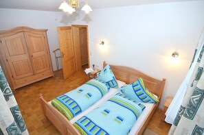 10 bedrooms, individually furnished, bed sheets - Ferienhaus mit Wellnessbereich (Schoensee)