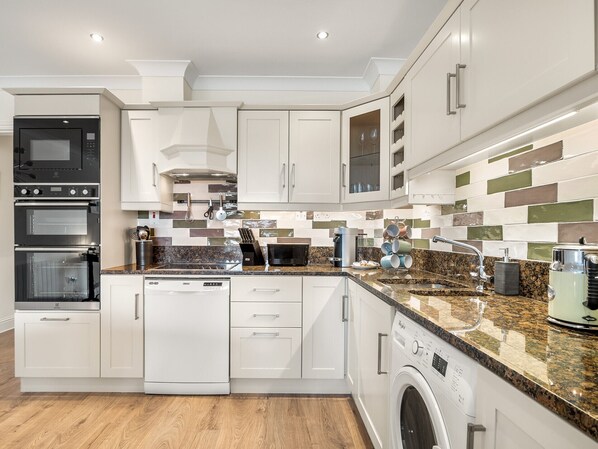 Jääkaappi, mikroaaltouuni, uuni, astianpesukone