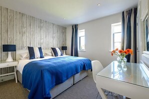 8 bedrooms, iron/ironing board, WiFi, bed sheets