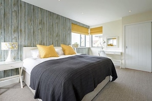 8 bedrooms, iron/ironing board, WiFi, bed sheets