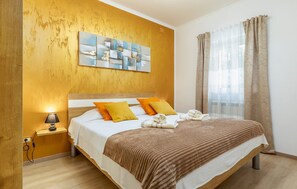 3 habitaciones, muebles diferentes y tabla de planchar con plancha