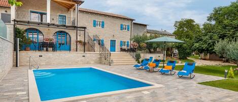 Villa | Piscina | Una piscina cubierta, una piscina al aire libre