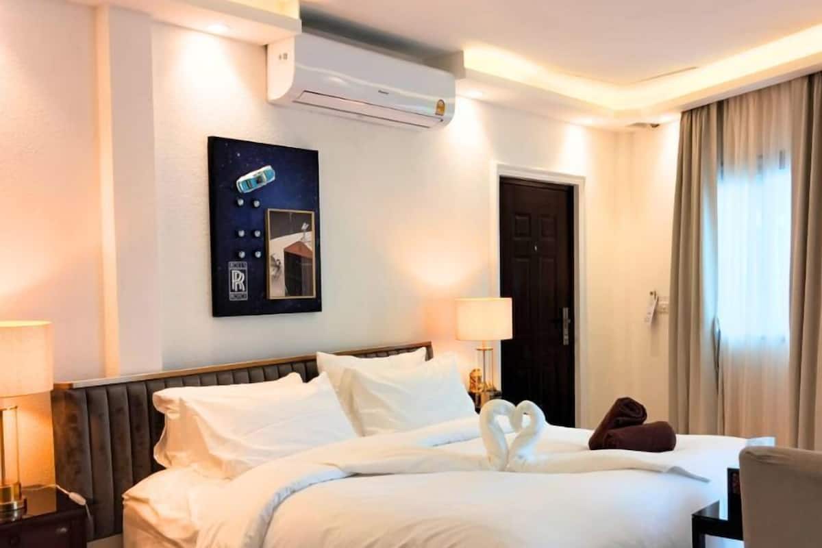 Premium Studio Suite, Resort View | 1 bedroom, in-room safe, blackout curtains, soundproofing