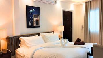 Suite estudio Premium, vistas al complejo turístico | Caja fuerte, cortinas opacas, sistema de insonorización y wifi gratis