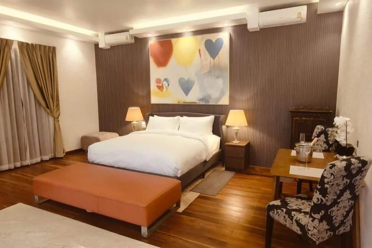 1 bedroom, in-room safe, blackout curtains, soundproofing