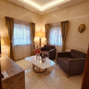 Luksussuite, resort-utsikt | Safe på rommet, blendingsgardiner, lydisolert og wi-fi (inkludert)