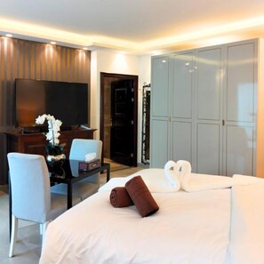 Suite Studio Premium, vue établissement | Coffres-forts dans les chambres, rideaux occultants