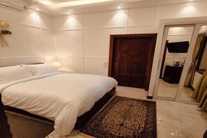 Dobbeltrom – standard, 1 queensize-seng | Minibar, safe på rommet, skrivebord og blendingsgardiner