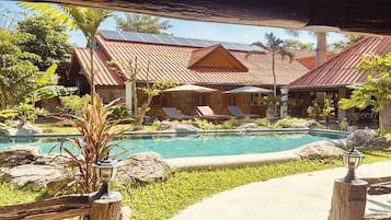 Kolam renang outdoor