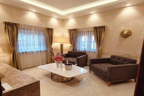 Luxury Suite, Garden View | Minibar, in-room safe, desk, blackout drapes - Varaya Resort Pattaya (Bang Lamung)