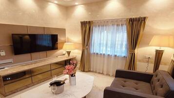 Suite Luxe, vue jardin | Minibar, coffres-forts dans les chambres, bureau, rideaux occultants