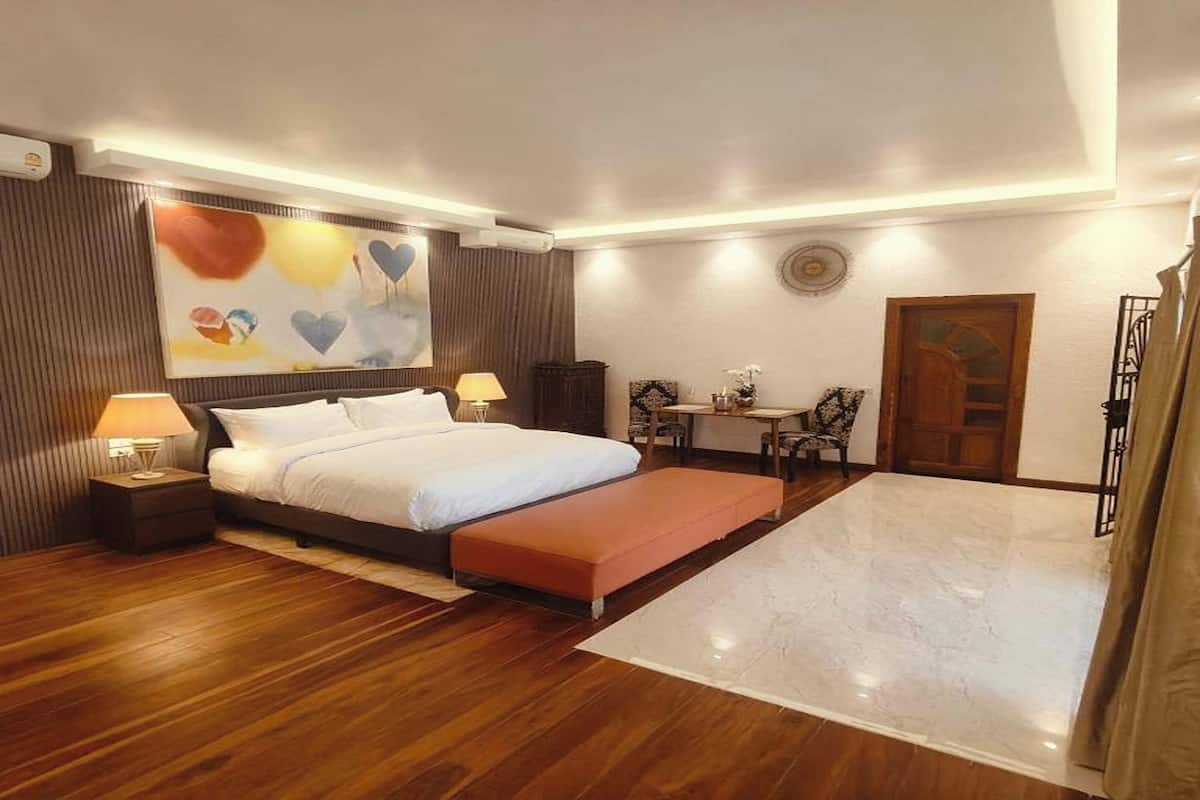 Ein Schlafzimmer mit Bett, Nachttischen, Schreibtisch und Stuhl.