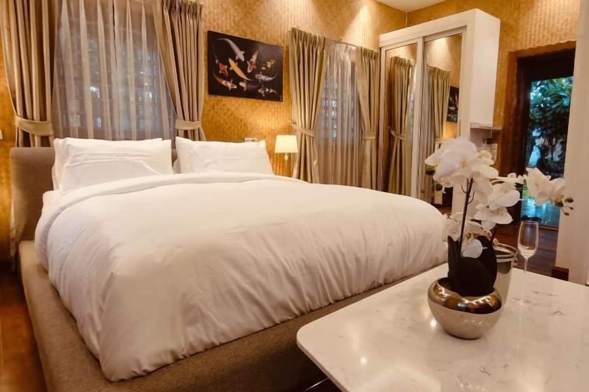 1 bedroom, in-room safe, blackout curtains, soundproofing