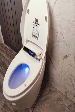 Suite superior, 1 cama King size | Baño | Amenidades de baño gratuitas, secadora de cabello, pantuflas, toallas 