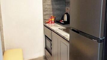 Premium Studio Suite | Private kitchenette | Coffee/tea maker, electric kettle