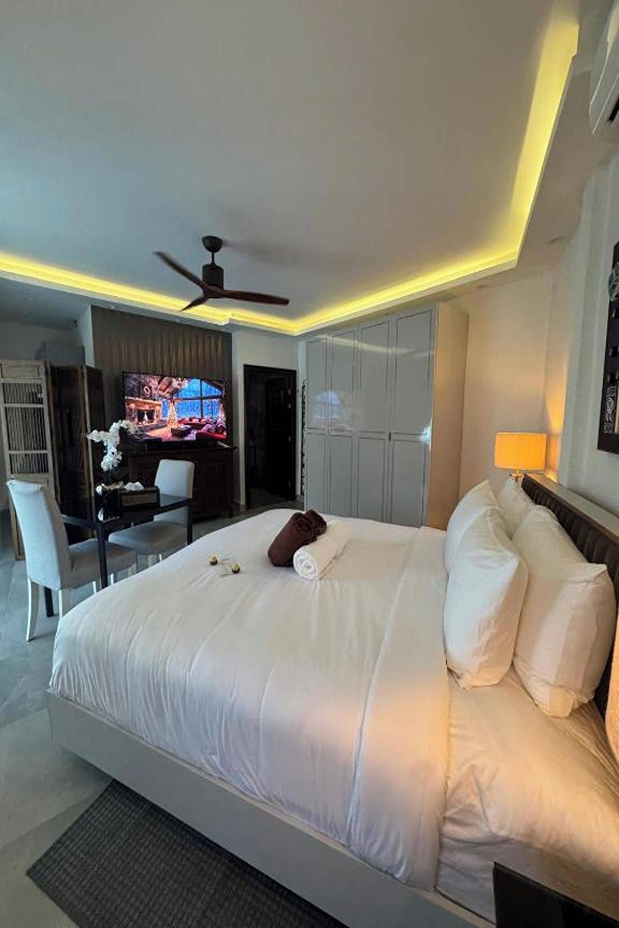 ห้องพรีเมียมสวีท | มินิบาร์, ตู้นิรภัยในห้องพัก, โต๊ะทำงาน, ผ้าม่านกันแสง