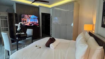ห้องพรีเมียมสวีท | มินิบาร์, ตู้นิรภัยในห้องพัก, โต๊ะทำงาน, ผ้าม่านกันแสง
