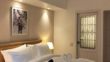 Premium Bungalow | Minibar, in-room safe, desk, blackout curtains