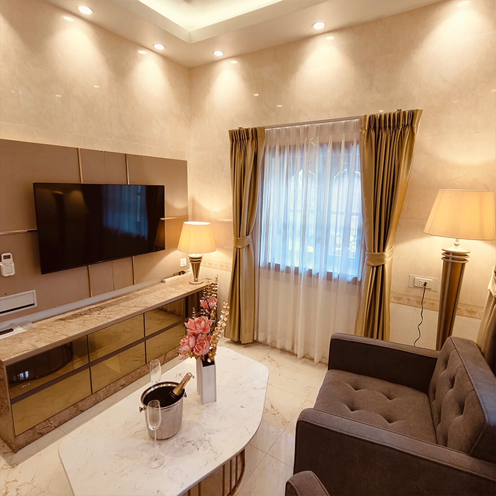 Suite de lujo, vistas al complejo turístico | Caja fuerte, cortinas opacas, sistema de insonorización y wifi gratis