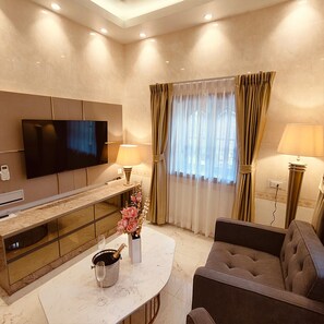 Luksussuite, resort-utsikt | Safe på rommet, blendingsgardiner, lydisolert og wi-fi (inkludert)