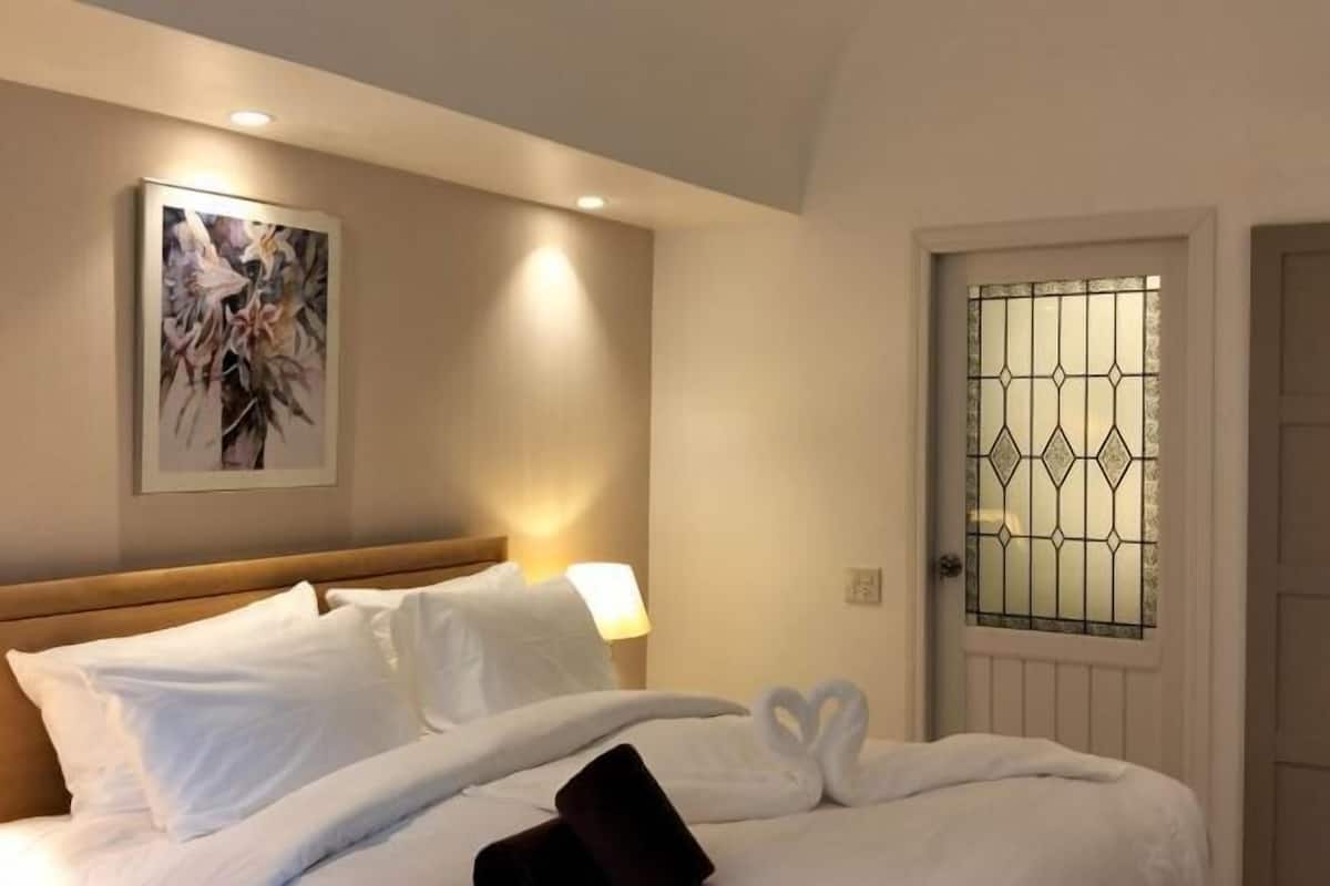 1 bedroom, in-room safe, blackout curtains, soundproofing