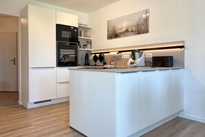Wasserkocher mit Kaffee-/Teezubehör, Kühlschrank, Mikrowelle, Ofen
