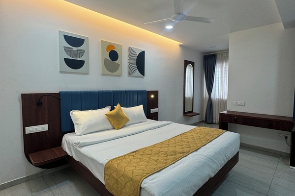 Luxury Suite | Laptop workspace, WiFi (free)