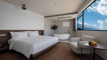 Habitación doble superior, 1 cama King size, baño privado | Espacio para trabajar con laptop, insonorización y wifi gratis