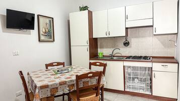 Refrigerador, parrilla de estufa, cafetera y tetera y comedor