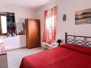 2 slaapkamers, een kluis op de kamer, een bureau, reisbedje