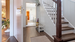 A staircase with wooden steps and a white railing, leading to an upper floor. - Moderne und Komfortable Ferienwohnung in Busum (Büsum)