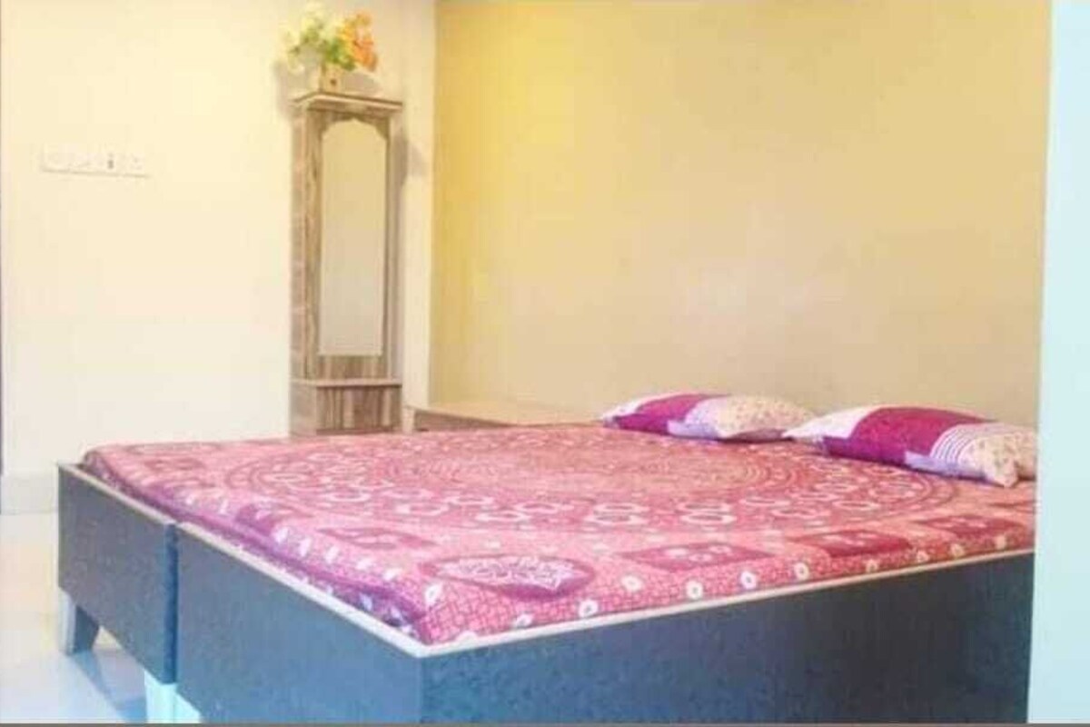 Una camera da letto con un letto, un comodino e uno specchio.