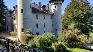 Un bâtiment qui ressemble à un château, avec de nombreuses tours et une cour intérieure.
