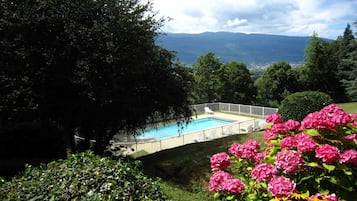 Chalet | Piscina | Una piscina al aire libre