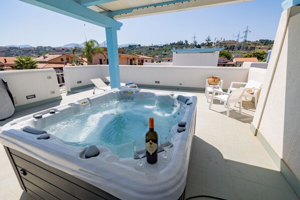 Outdoor spa tub