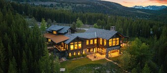 Book for Winter! Ski-In, Ski Out Chalet with Hot Tub! Ping Pong Table!