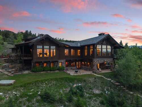 Book for Winter! Ski-In, Ski Out Chalet with Hot Tub! Ping Pong Table!