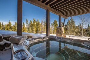 Banyera d'hidromassatge a l'aire lliure