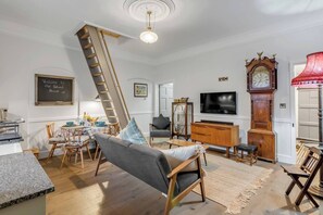 Smart TV - 1BR The Old School House | Full Kitchen | Central (Norfolk)